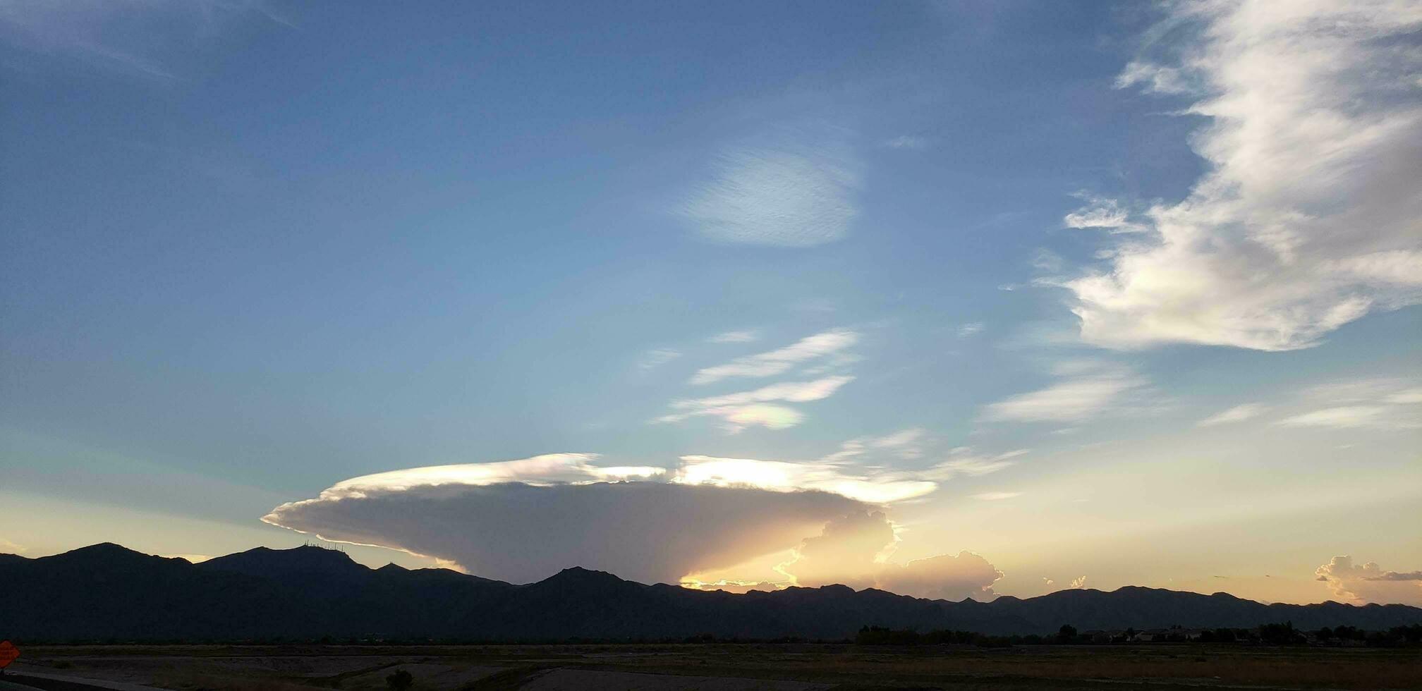 interesante nube terminado el blanco tanque montañas a puesta de sol. foto