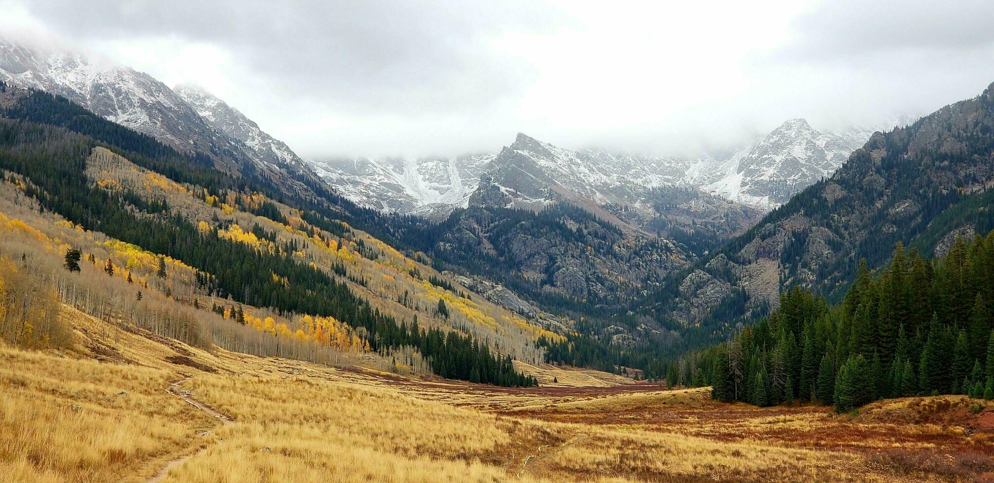 nieve tapado montañas - Colorado foto