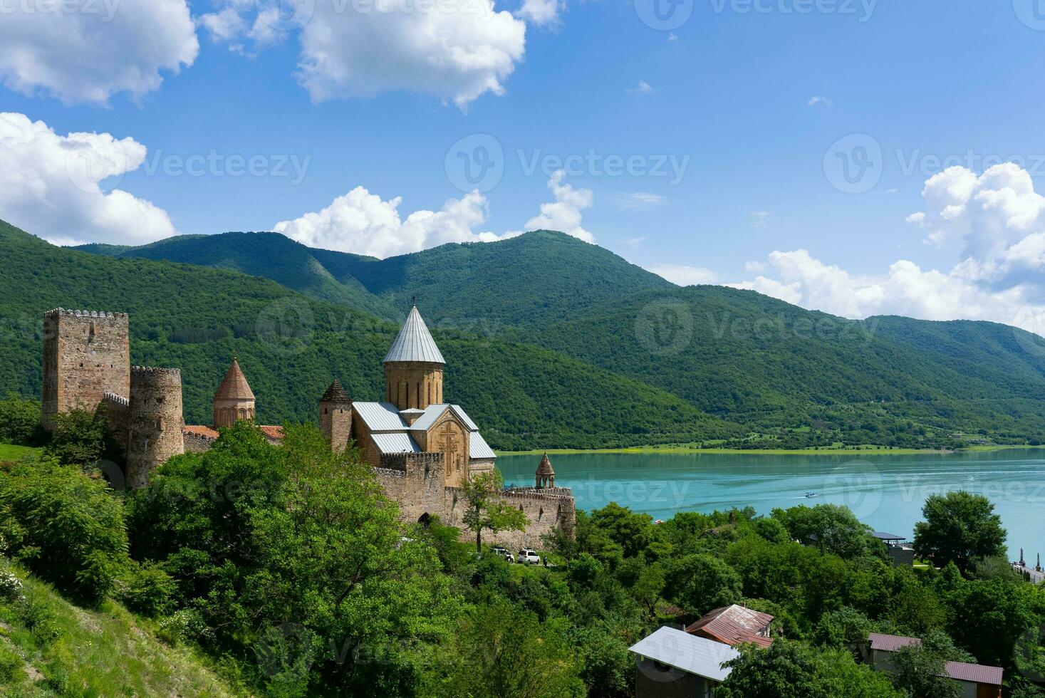 ver de ananuri fortaleza complejo en aragvi río Georgia en soleado día en verano foto