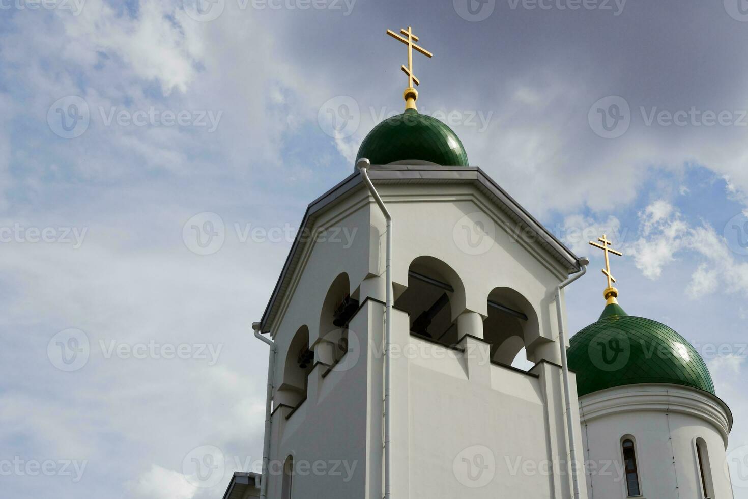 de ortodoxo iglesia, fondo ver de verde domos foto