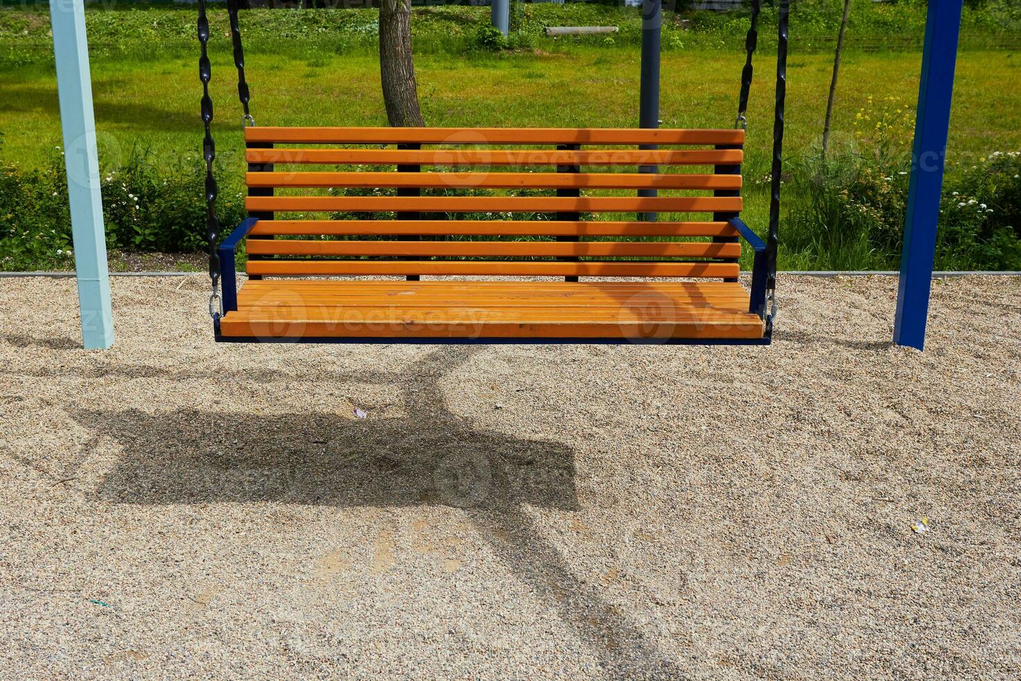 Photo wooden bench swing suspended. Place for rest