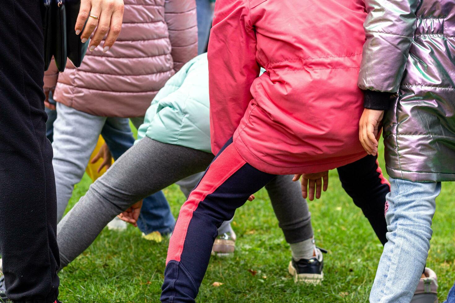 foto niños en chaquetas jugando al aire libre juegos