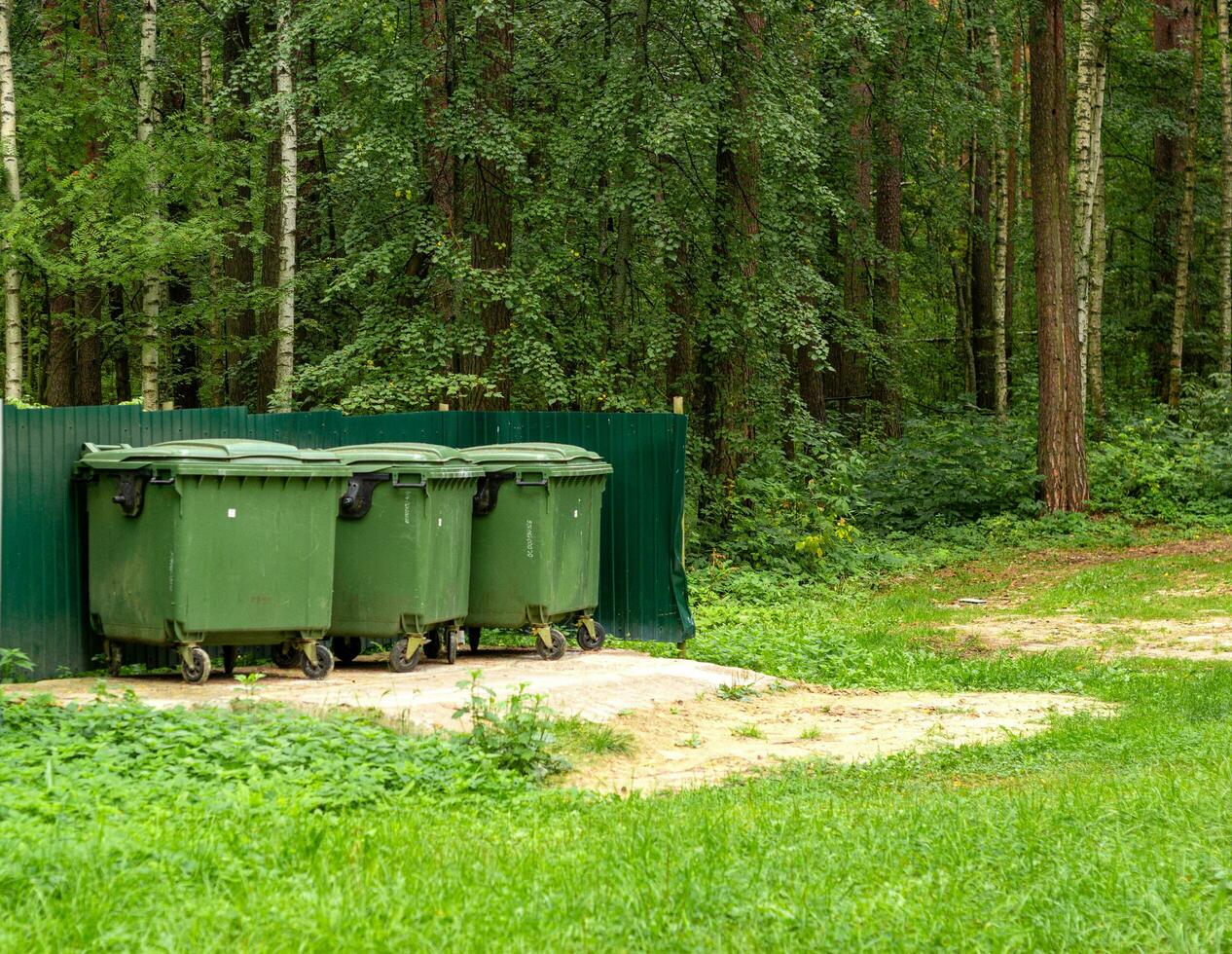 Photo garbage containers background green forest o