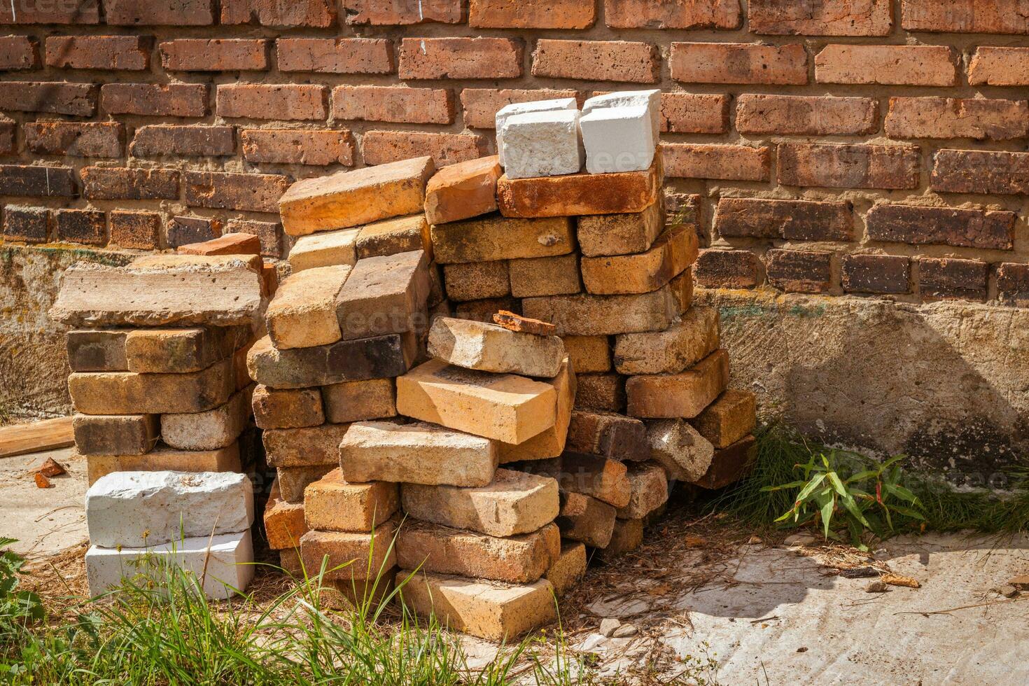 Photo a pile of bricks of an old wall.