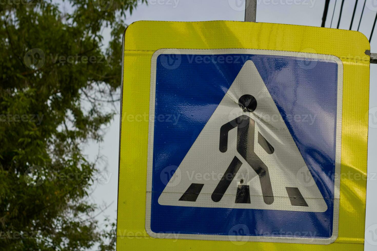 Photo pedestrian crossing sign damaged and dented