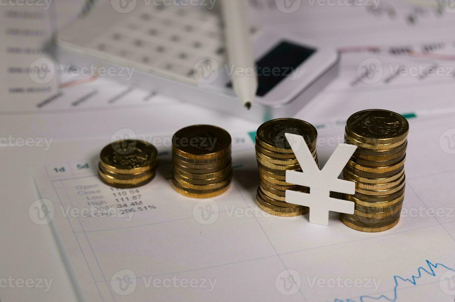 papel firmar de chino yuan a apilar de ruso 10 rublos monedas foto