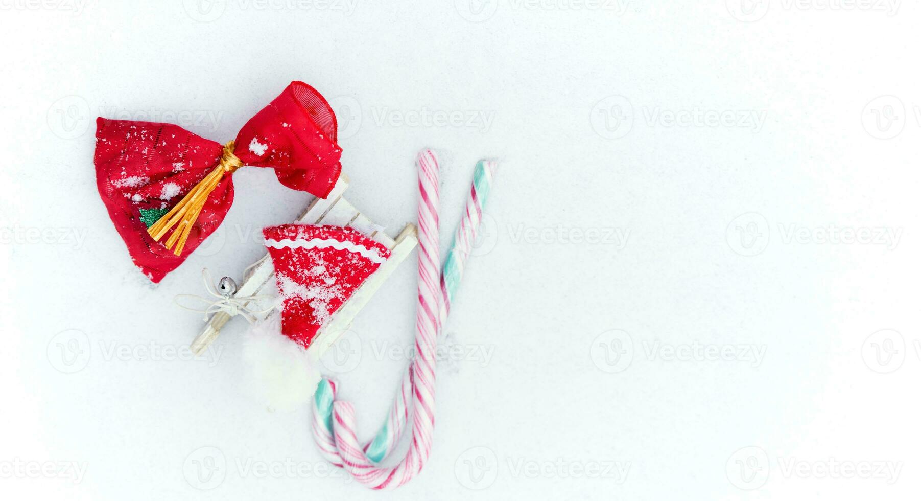 Navidad golosinas y mini Papa Noel claus sombrero. plano laico foto