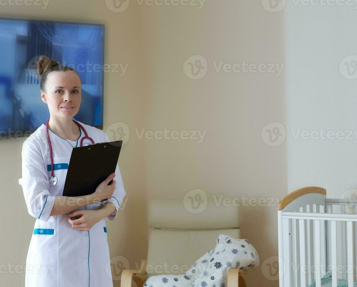 un joven sonriente médico vestido en un blanco profesional uniforme foto