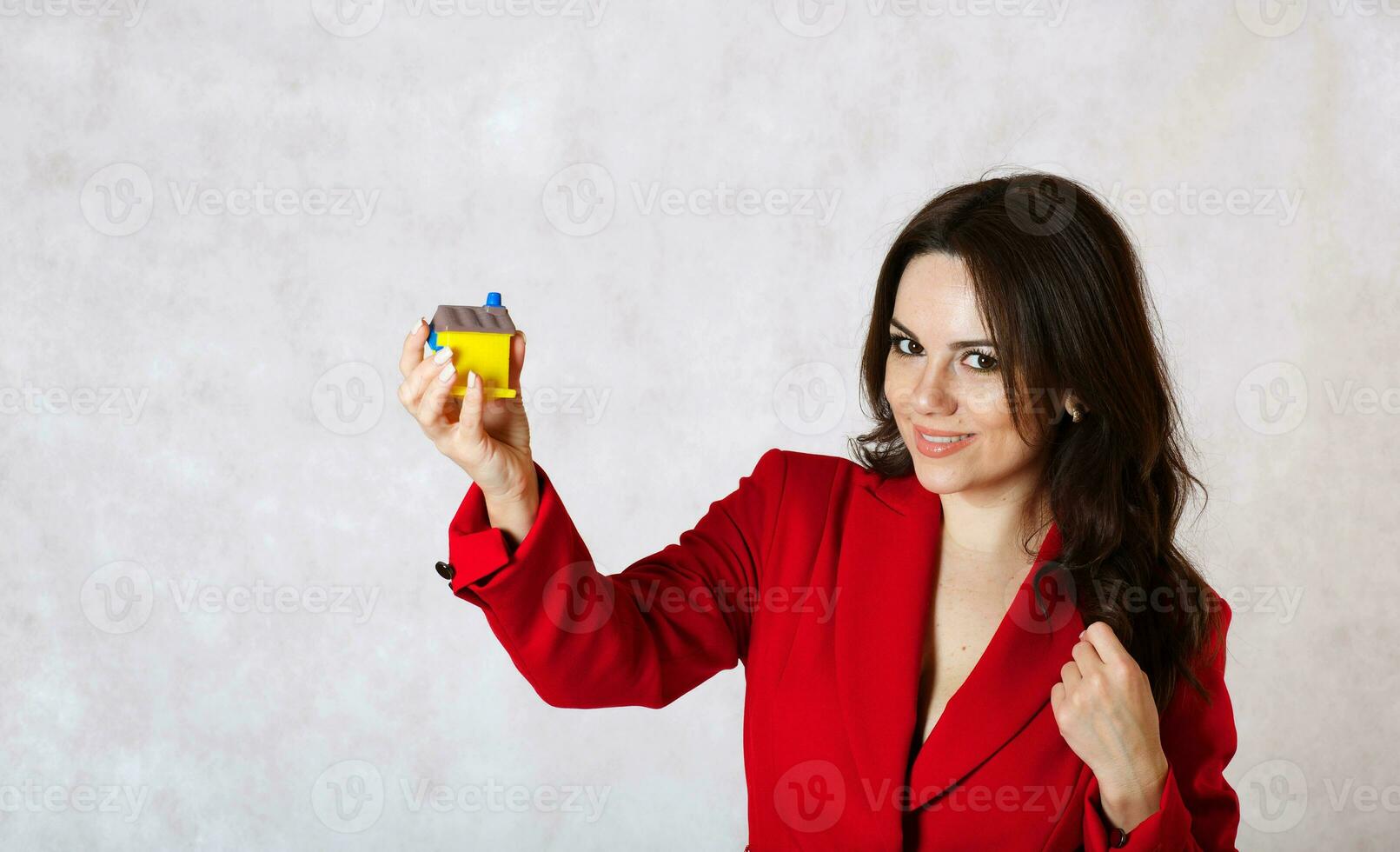 A lady keeps a small rubber house photo