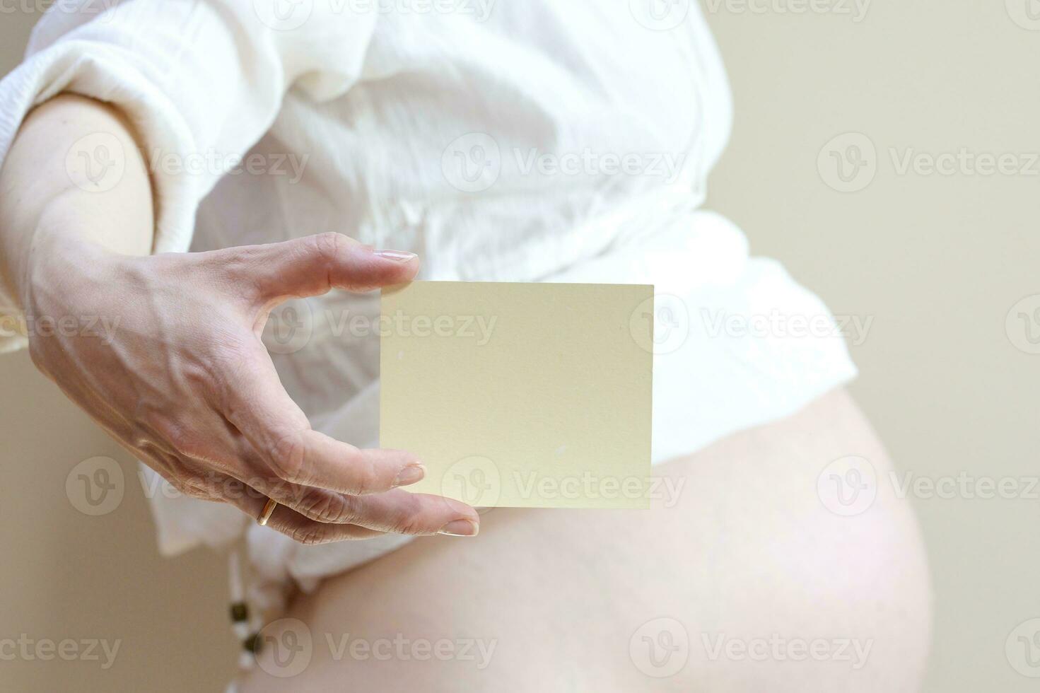 A card with a gap in the hand of pregnant photo