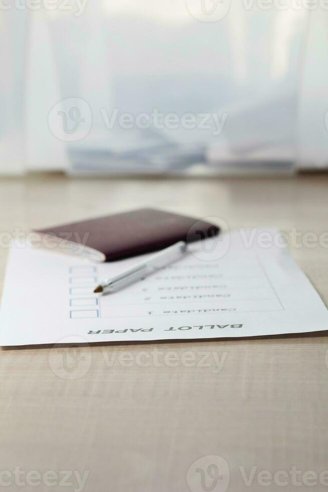 votación papel, negro bolígrafo, pasar en el mesa en frente de votación caja. foto