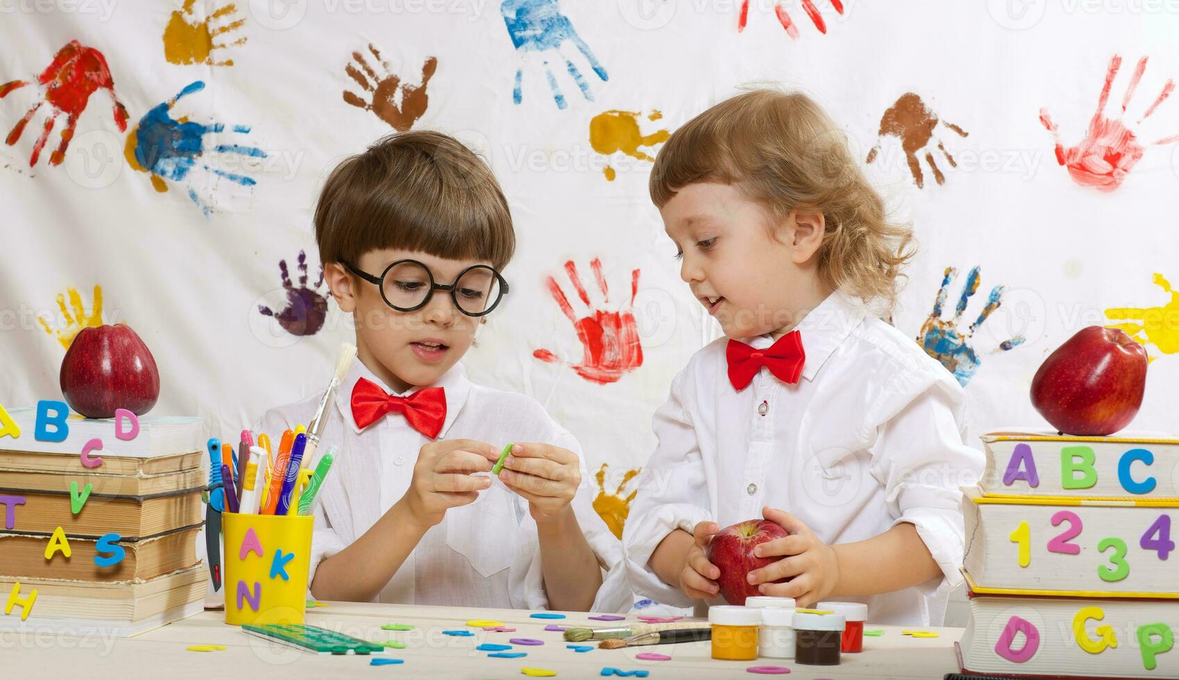 dos Niños son jugando juntos foto