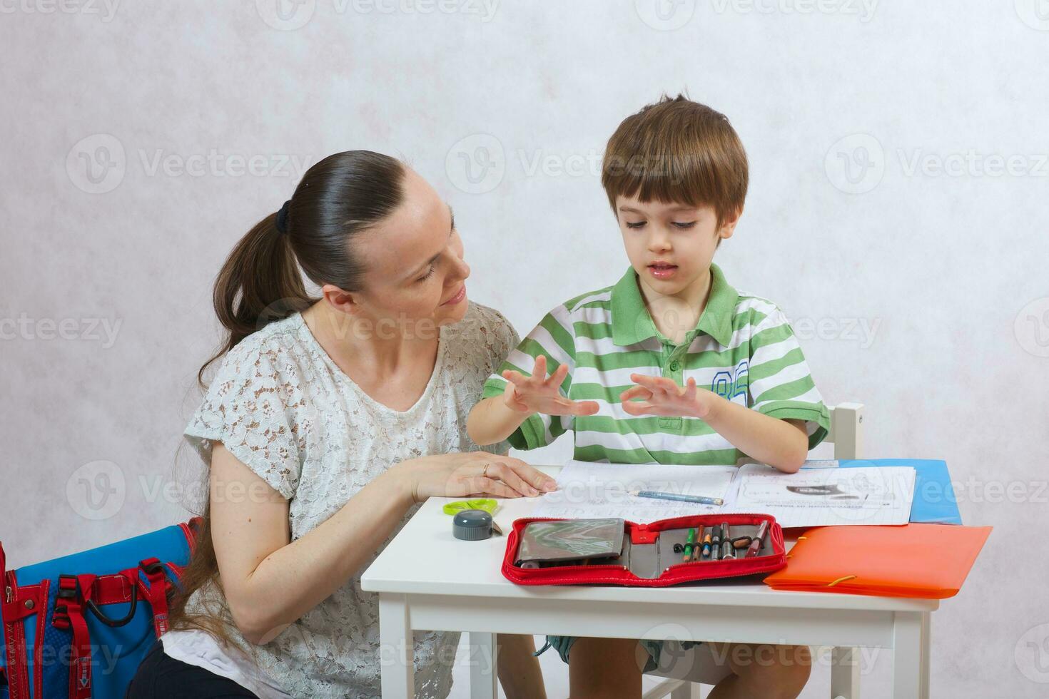 el madre cheques el deberes de su hijo foto
