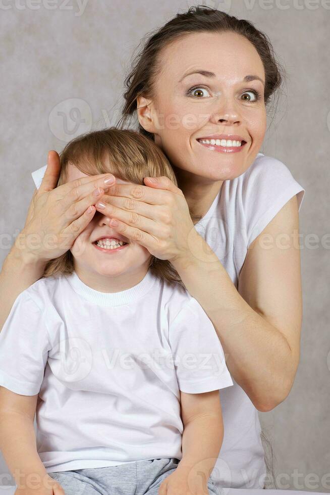 joven madre con su hijo. de cerca foto