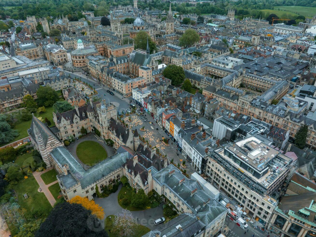 aéreo ver terminado el ciudad de Oxford con Oxford universidad. foto