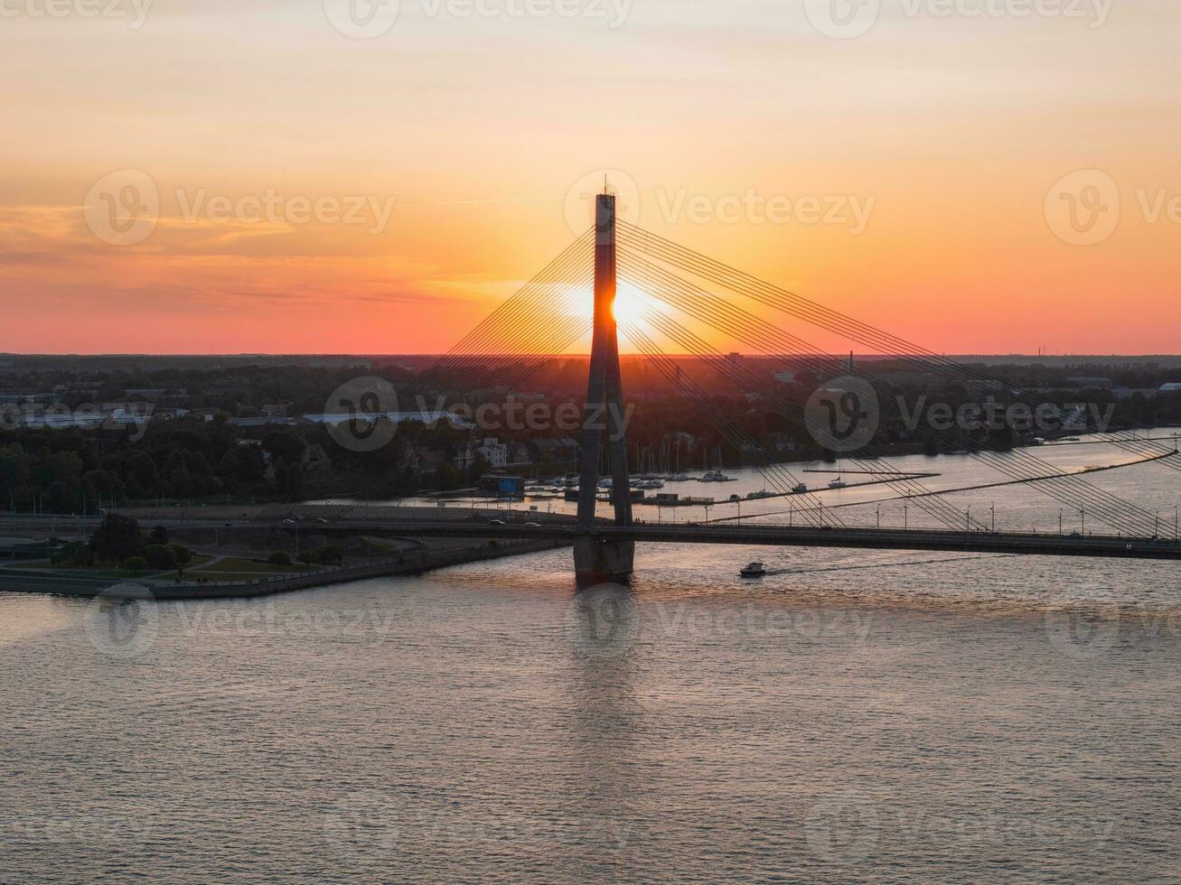 aéreo ver de el suspensión puente en riga, Letonia a puesta de sol. foto