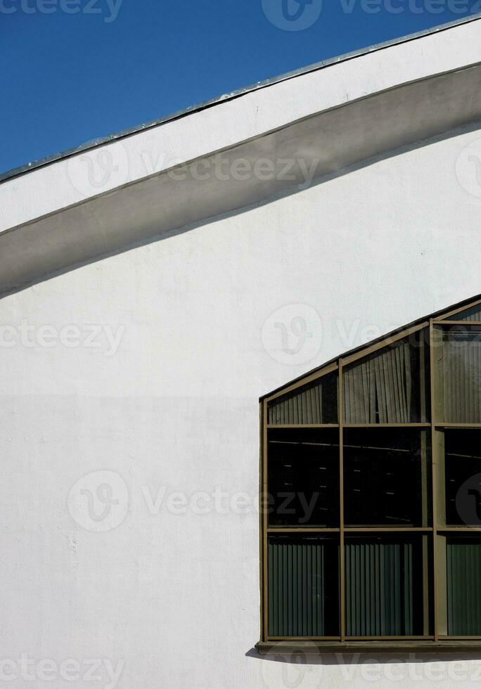 un blanco edificio en el estilo de modernismo foto