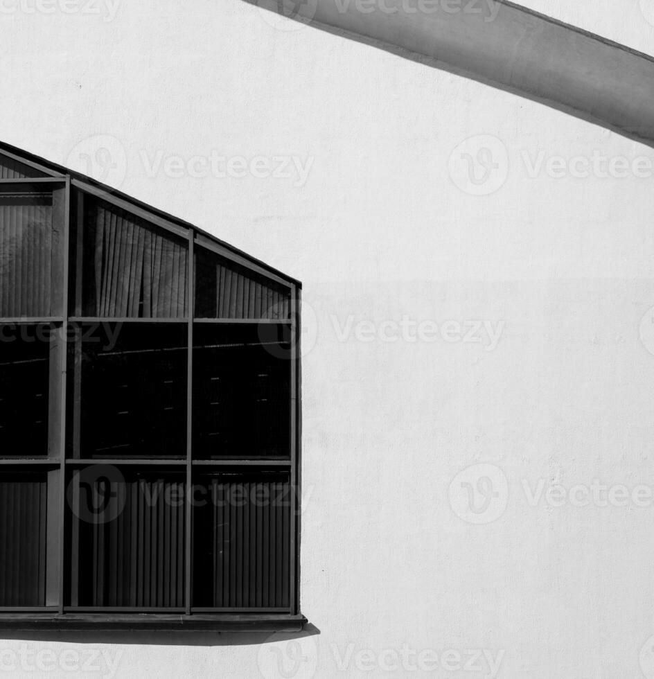 a white building in the style of modernism photo