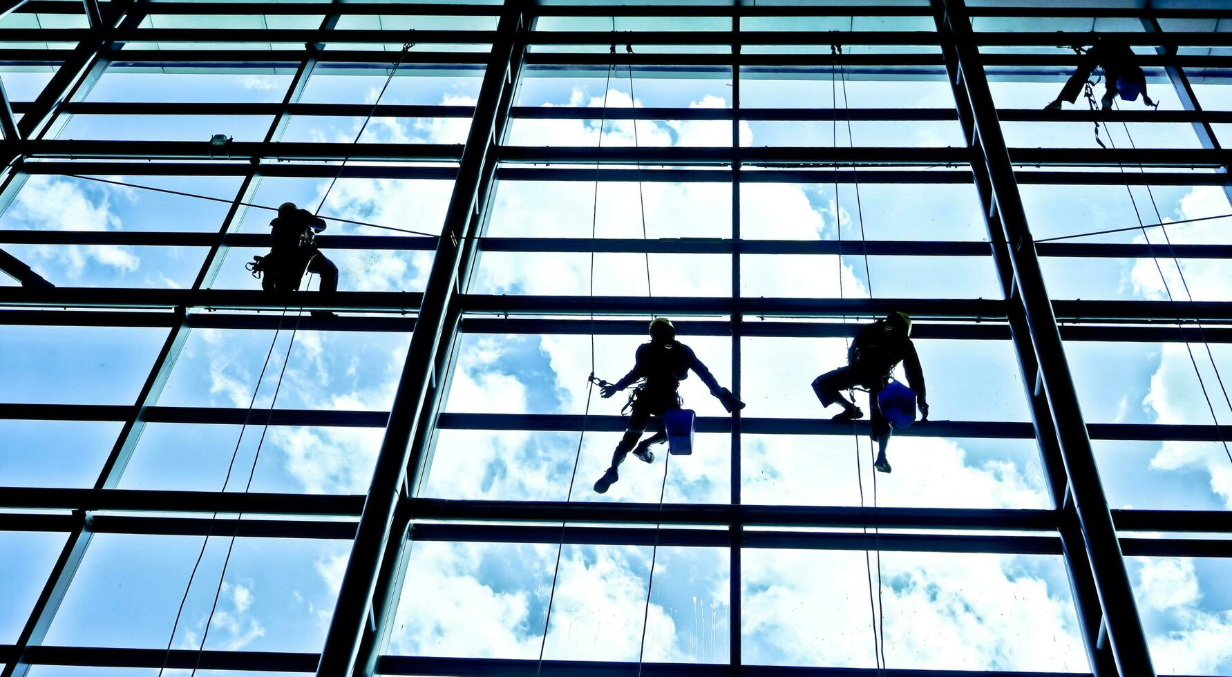 extremo trabajo limpieza el ventanas de edificios a altura foto