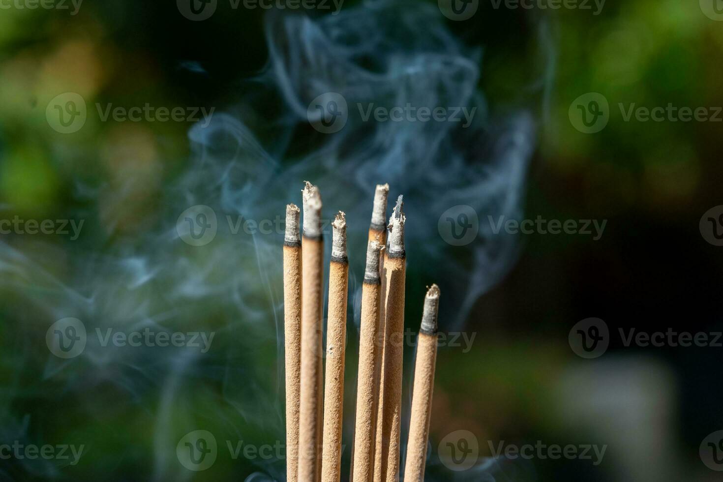 fumar de ardiente incienso palos en templo, selectivo enfocar. foto