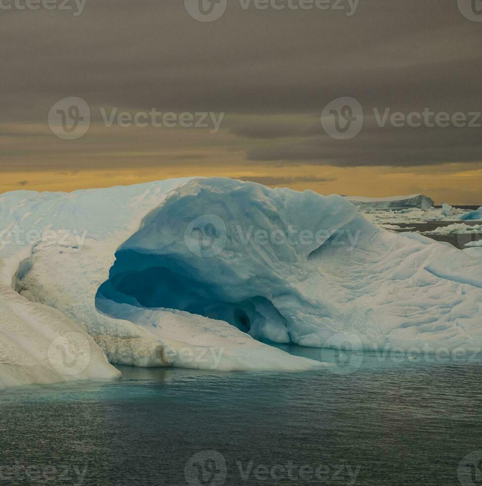 iceberg, hielo, salvaje congelado paisaje, Antártida foto