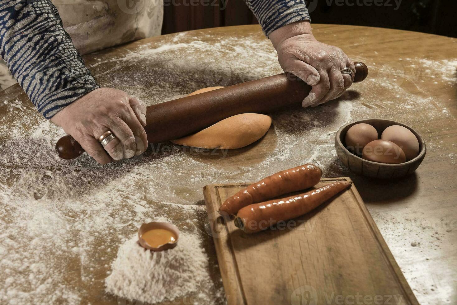 huevo masa para fideos, con ingredientes en el mesa, tradicional italiano cocina. foto