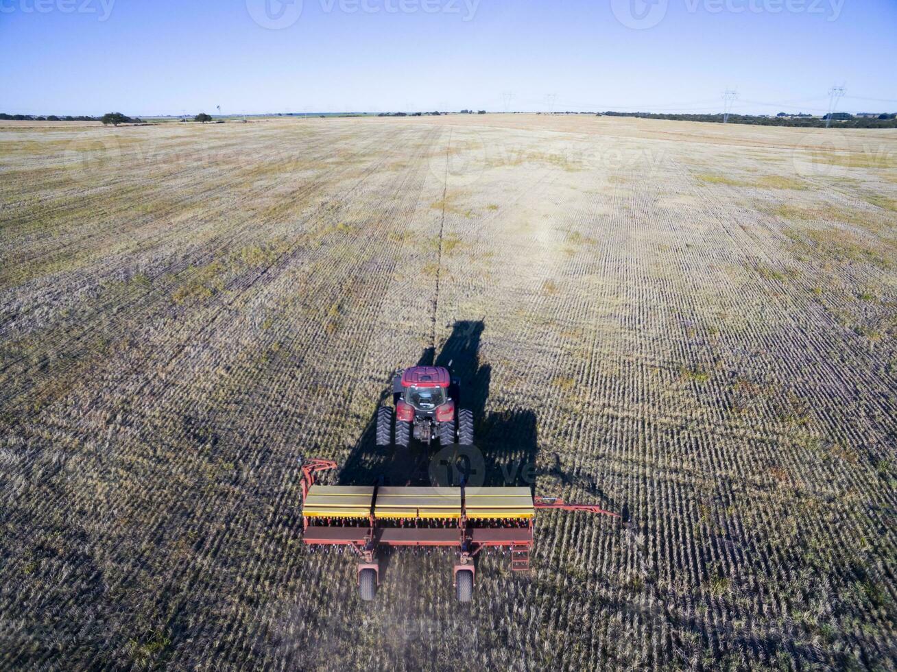 Tractor y maquinaria agricola , sembrando, La Pampa, Argentina photo