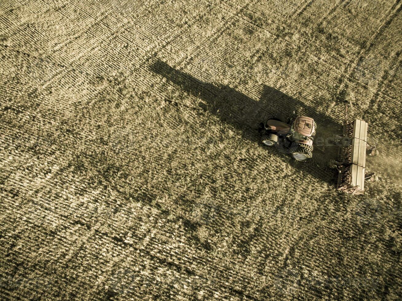 tractor y maquinaria agrícola , sembrando, la pampa, argentina foto