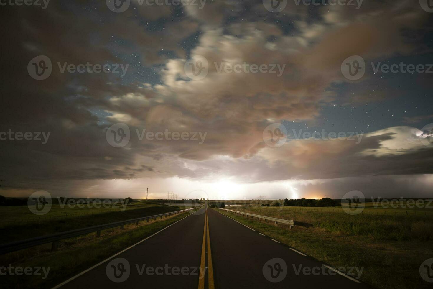 la carretera en el pampa llano,la pampa provincia, Patagonia, argentina foto