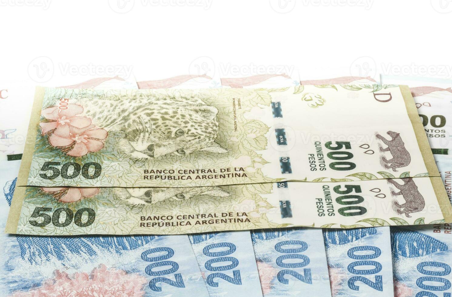 dos cien y cinco cien pesos, argentina nuevo billetes foto