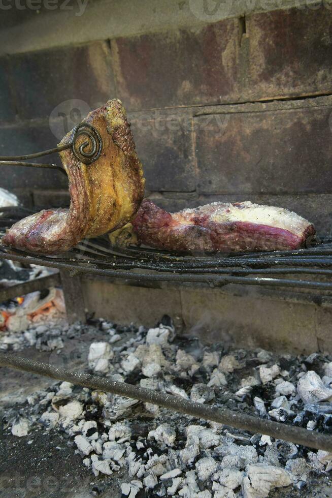 dirigir carne en el parrilla, tradicional argentino cocina, asado parilla, Patagonia, argentina. foto