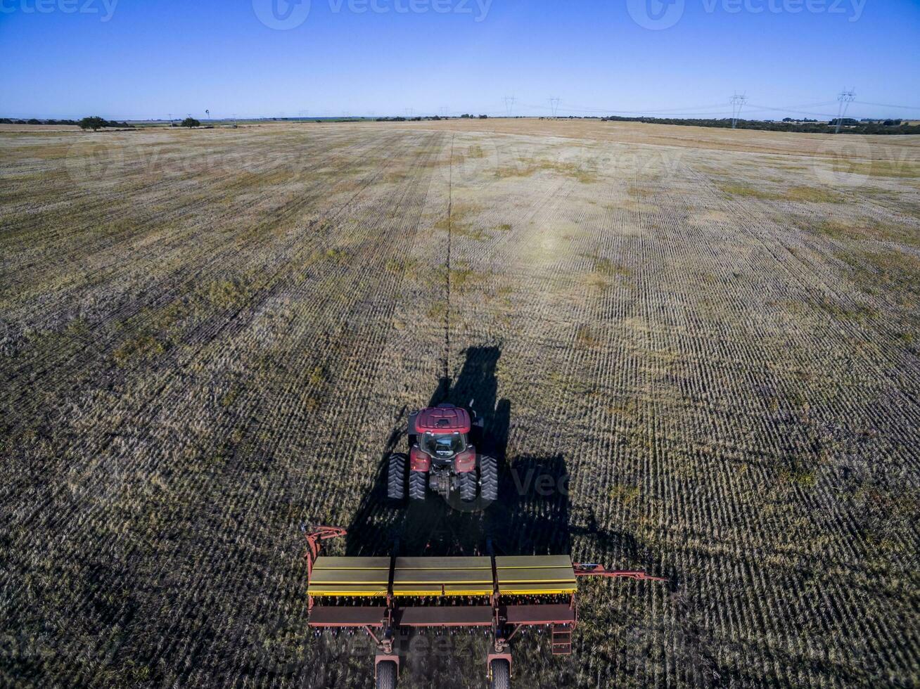 Tractor y maquinaria agricola , sembrando, La Pampa, Argentina photo