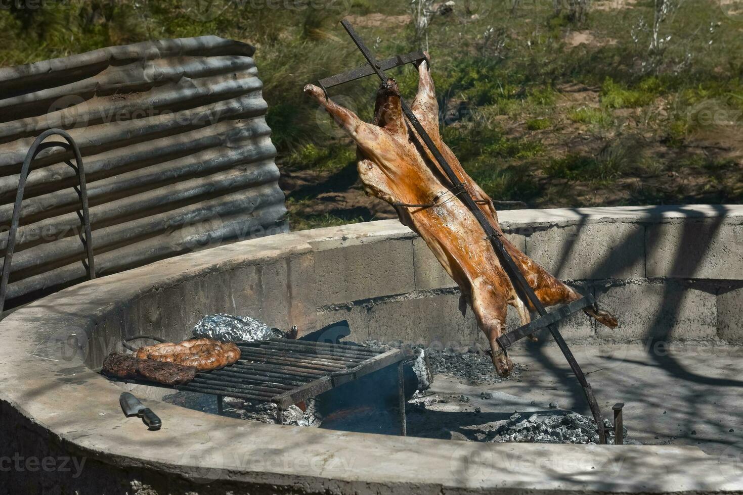 Cordero en el escupir, cocido con el tradicional argentino método, la pampa provincia, Patagonia, argentina. foto