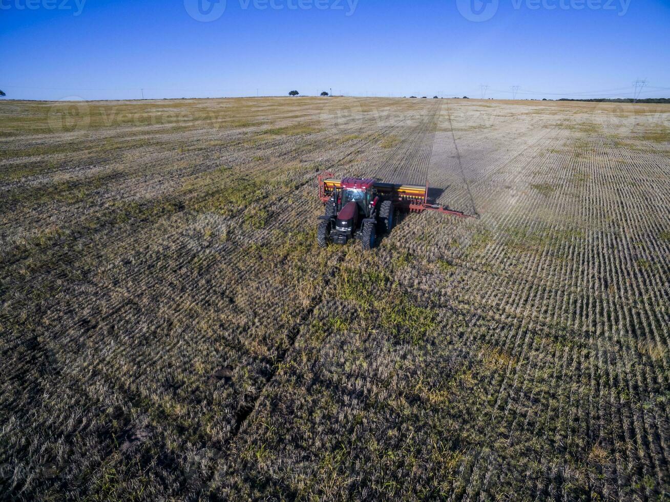 Tractor y maquinaria agricola , sembrando, La Pampa, Argentina photo