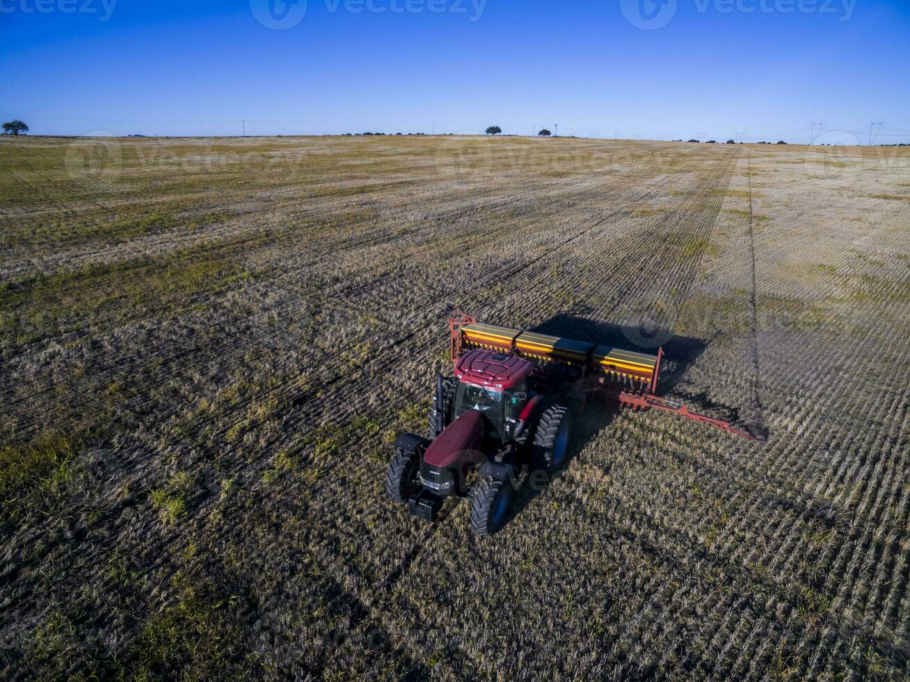 Tractor y maquinaria agricola , sembrando, La Pampa, Argentina photo