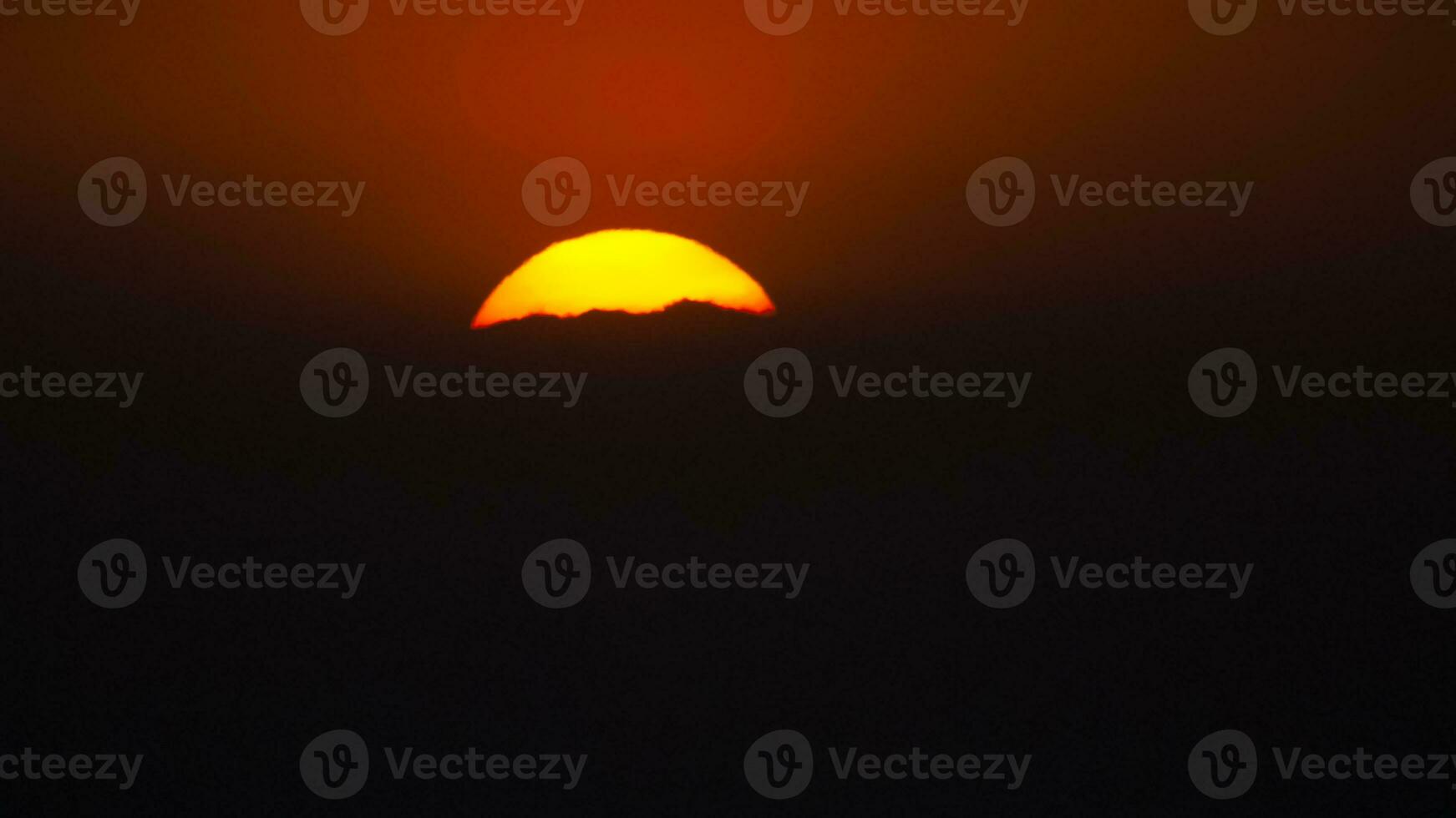 naranja puesta de sol con nubes foto