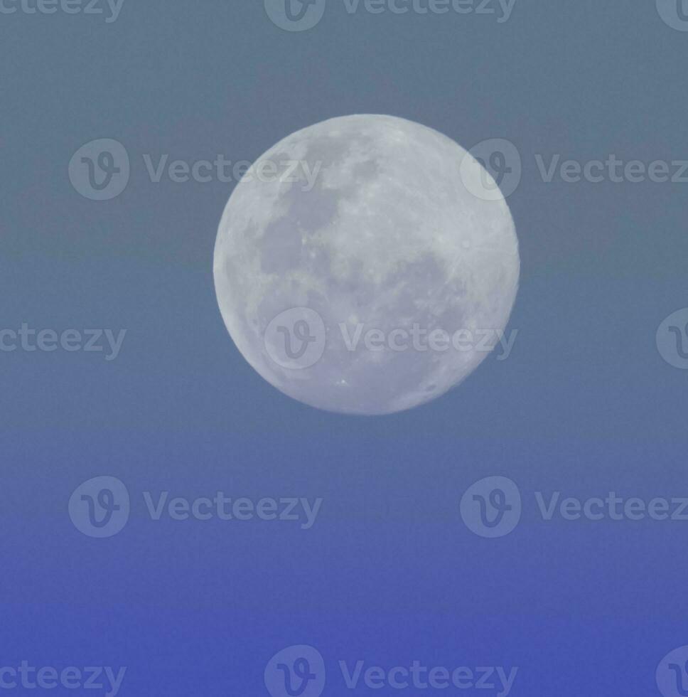 salida de la luna , lleno Luna en el cielo, Patagonia, argentina foto