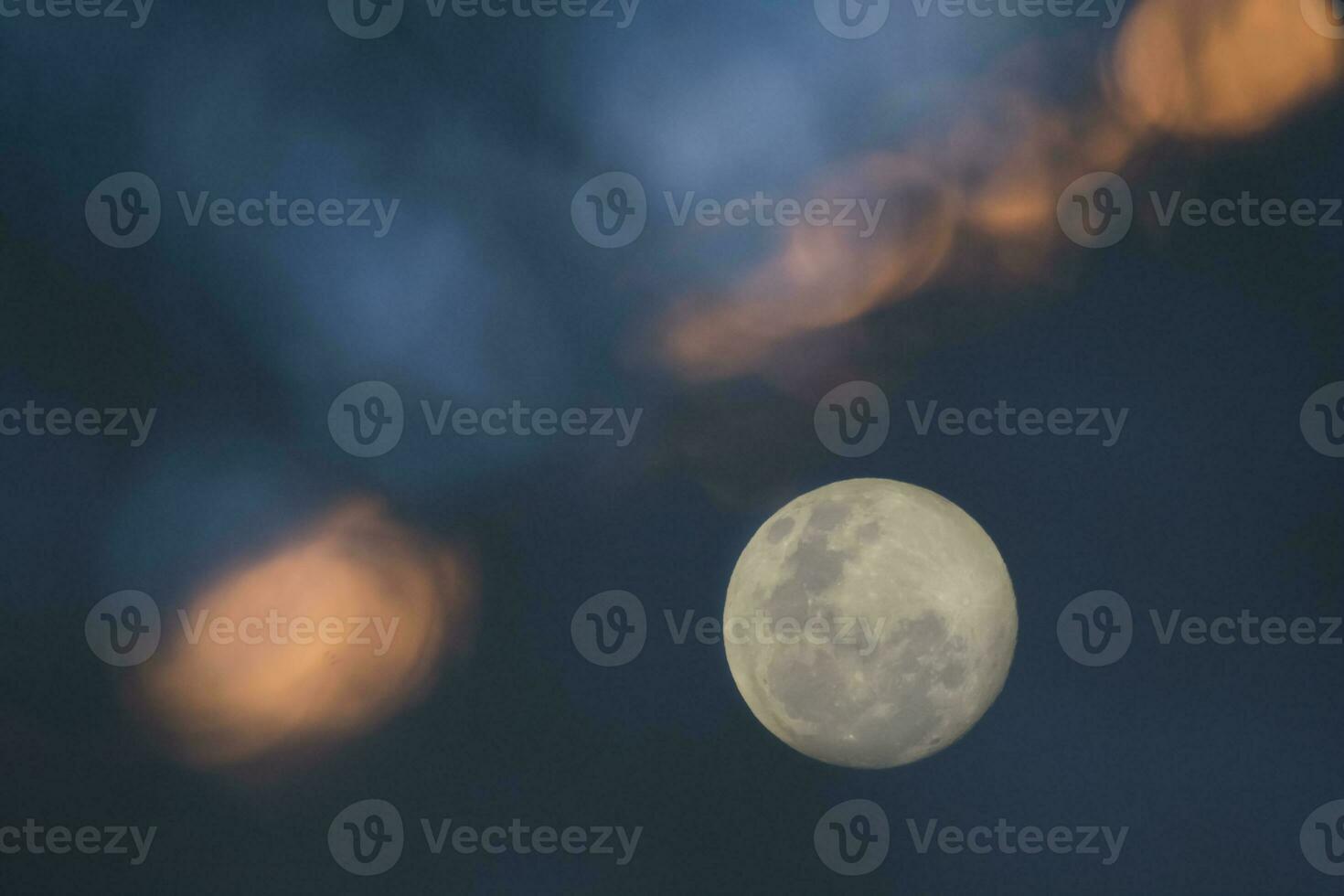 salida de la luna , lleno Luna en el cielo, Patagonia, argentina foto