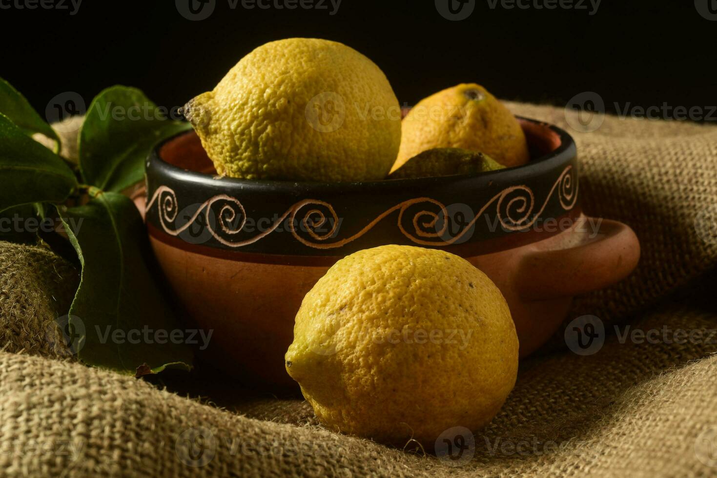 orgánico limones, cosechado desde el jardín, preparado en el mesa. foto