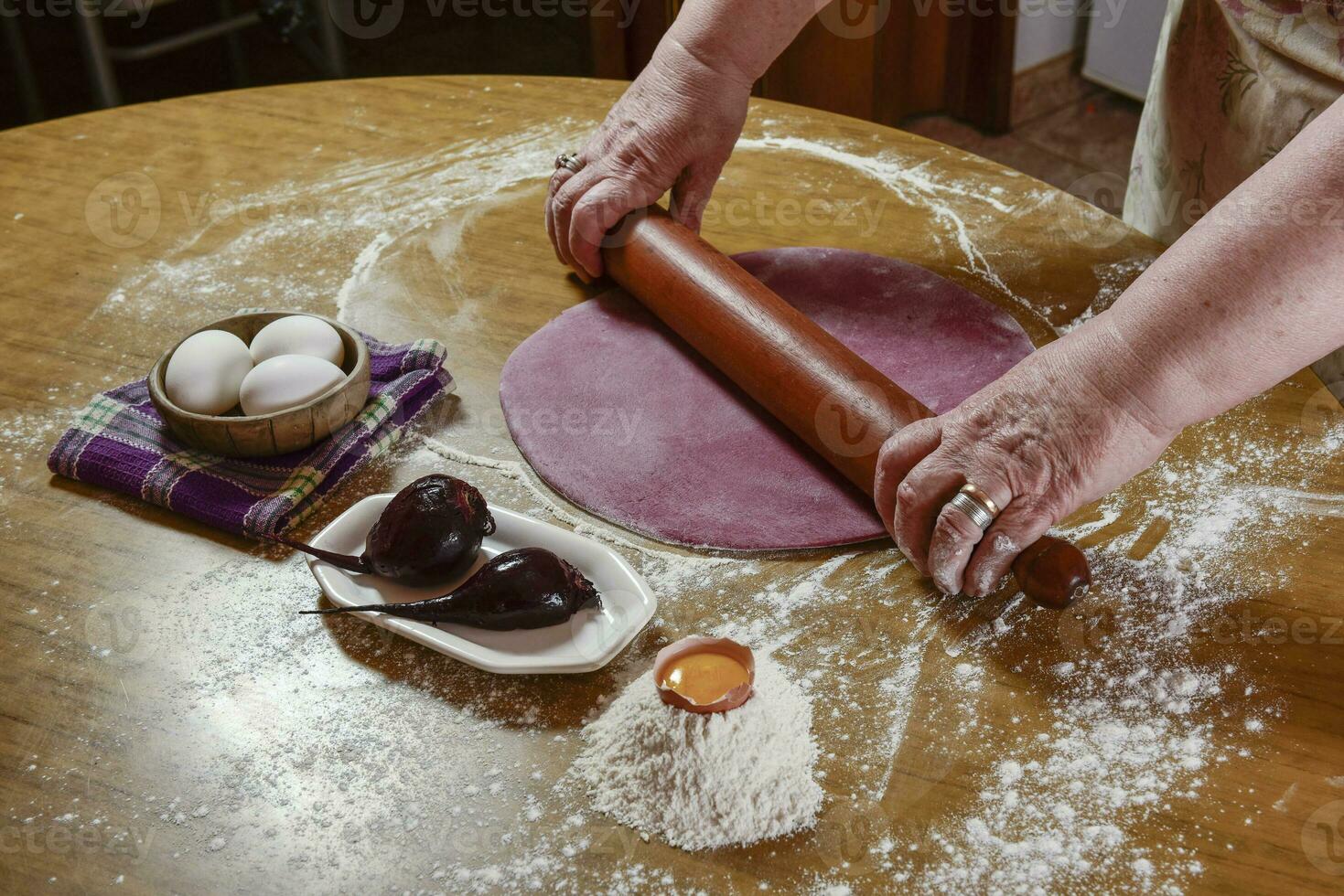 púrpura masa bollo para tallarines con ingredientes en el mesa. foto