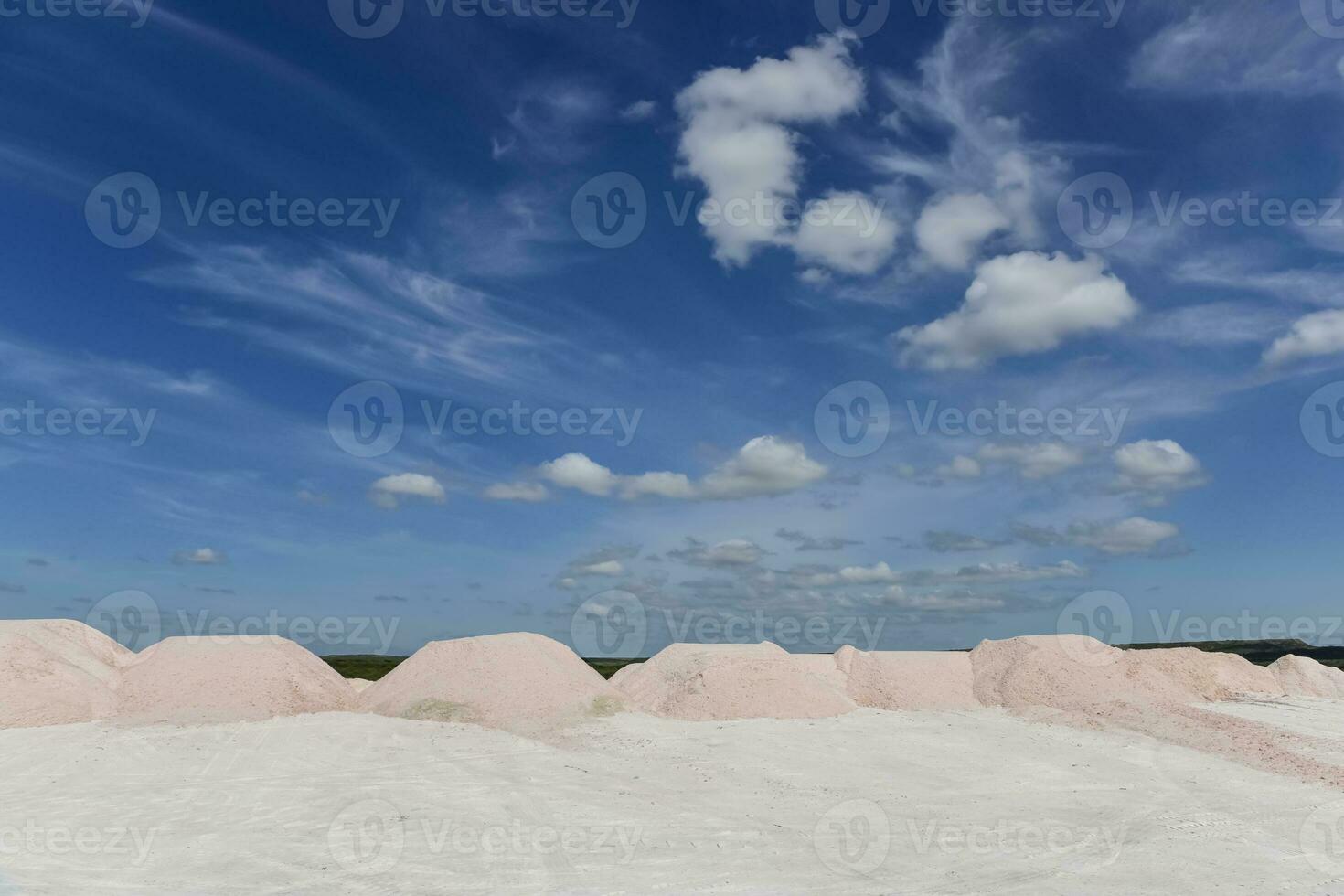 salado laguna preparado a extraer crudo sal, minería industria en argentina foto