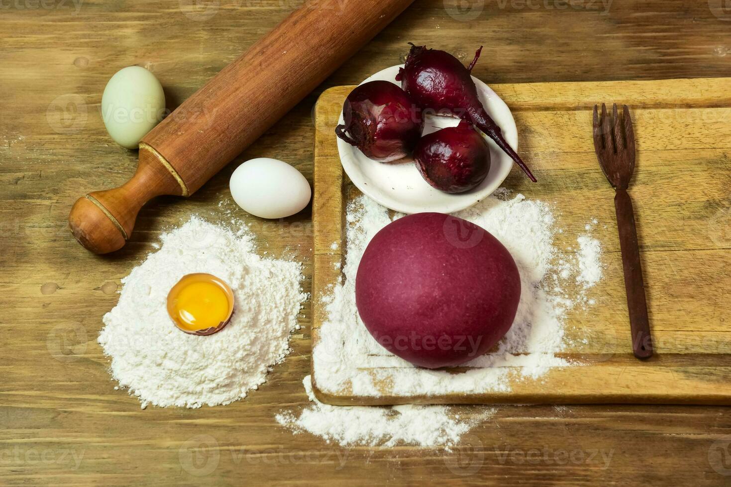 púrpura masa bollo para tallarines con ingredientes en el mesa. foto