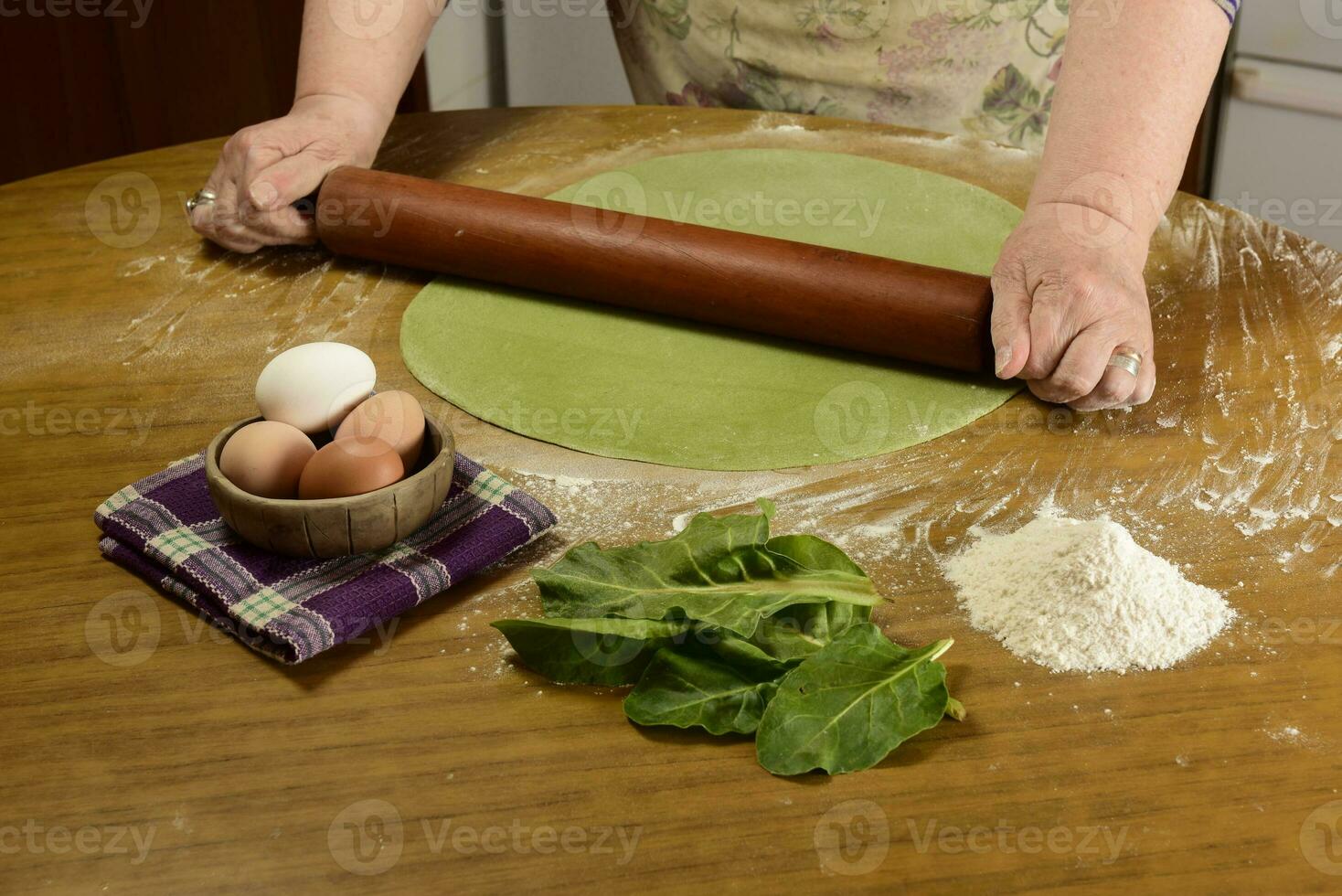 de la abuela manos amasadura, masa para verde fideos. foto