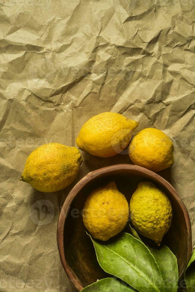 orgánico limones, cosechado desde el jardín, preparado en el mesa. foto