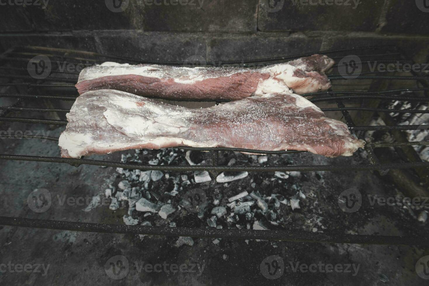 crudo carne poner en el parrilla, tradicional argentino cocina, asado parilla, Patagonia, argentina. foto