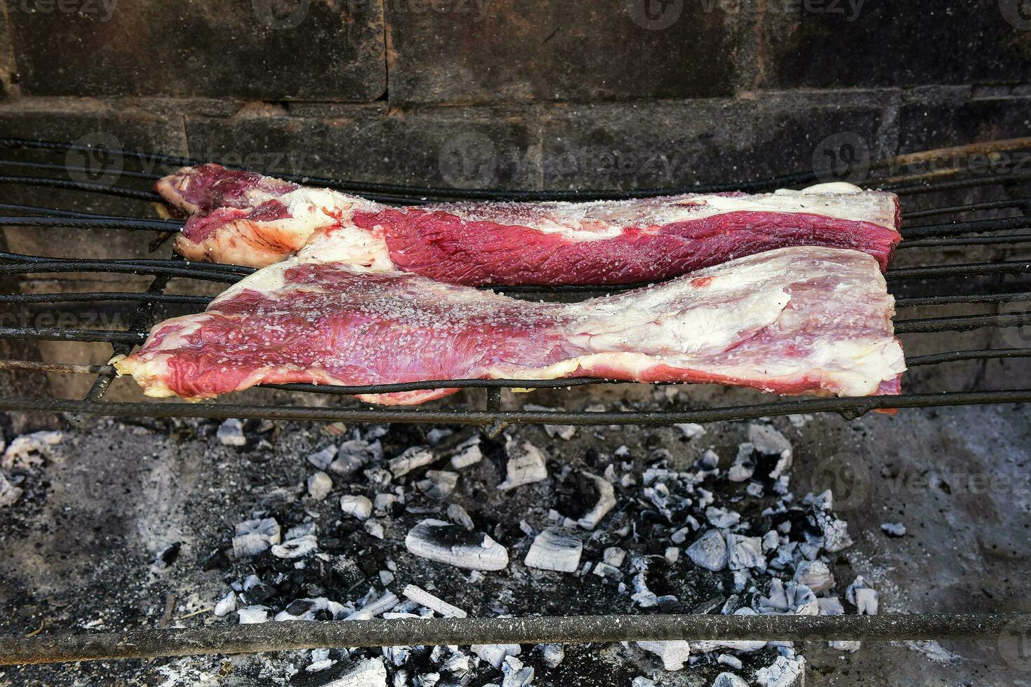 crudo carne poner en el parrilla, tradicional argentino cocina, asado parilla, Patagonia, argentina. foto