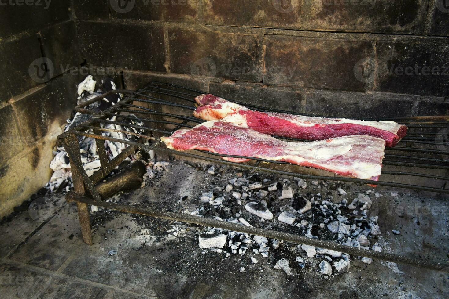 crudo carne poner en el parrilla, tradicional argentino cocina, asado parilla, Patagonia, argentina. foto