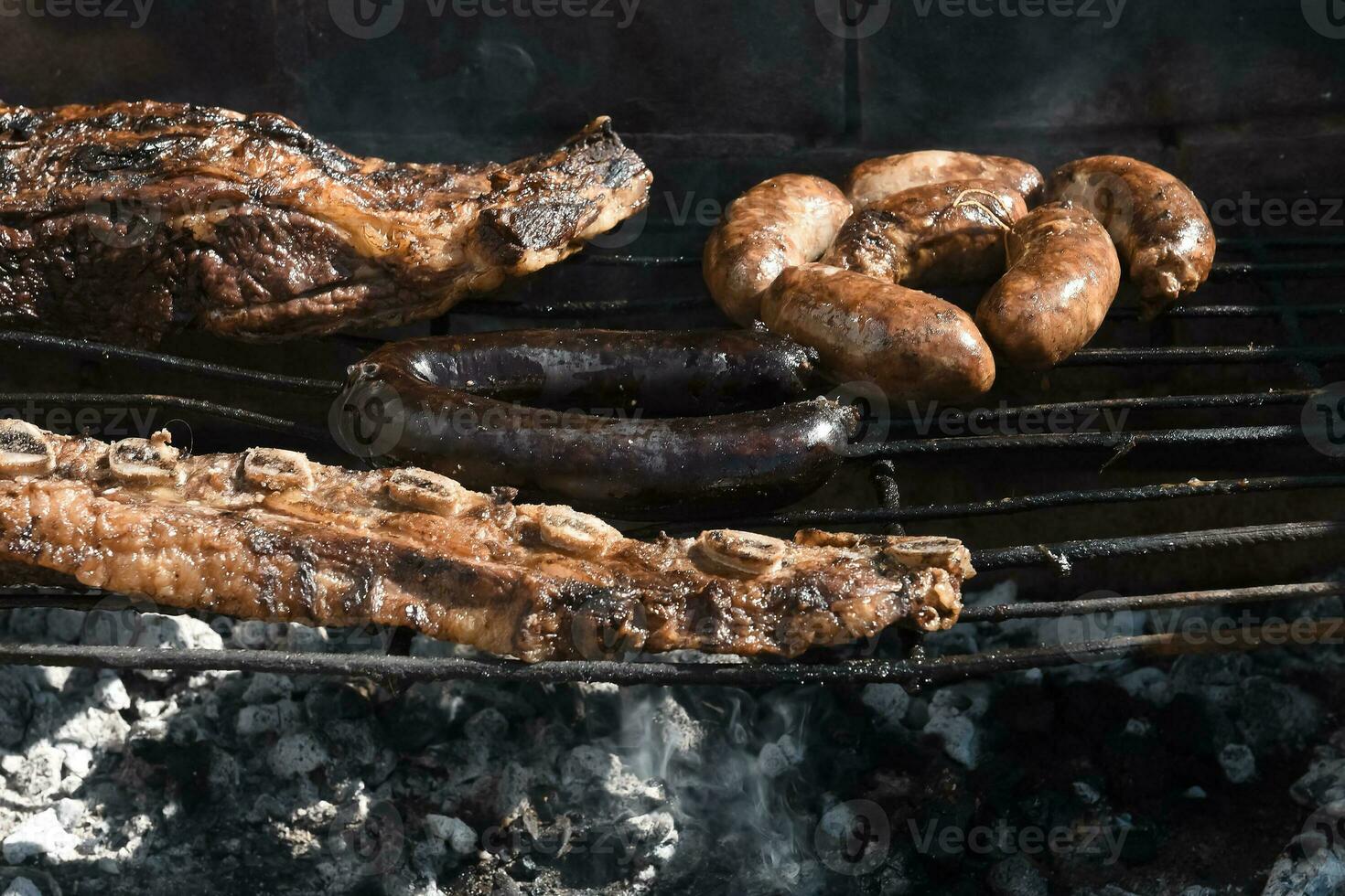 parilla, A la parrilla salchichas y vaca carne , tradicional argentino cocina foto
