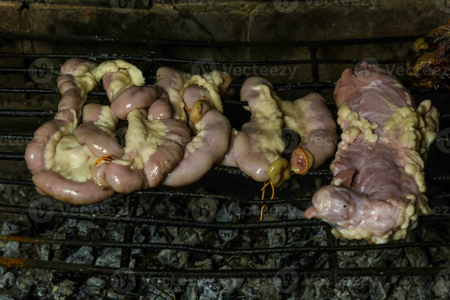 vaca intestinos presentado en un parrilla. argentino tradicional cocina. foto