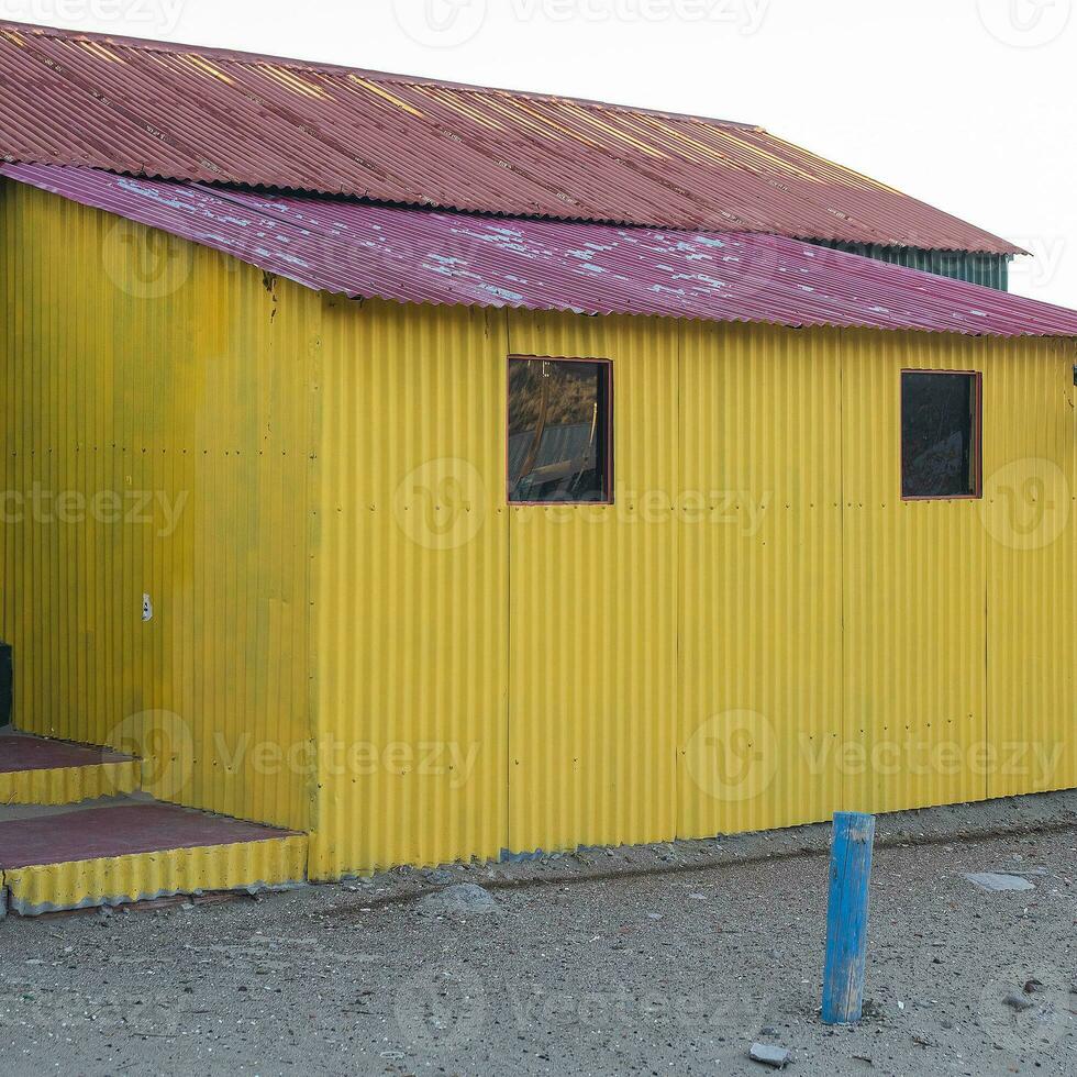 pintoresco típico construcción en el pueblo de puerto pirámides, península Valdés, chubut provincia, Patagonia, argentina. foto